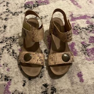 Like new snake skin print Taos wedges